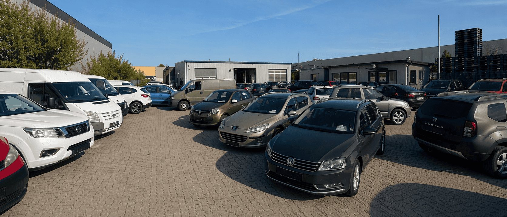 Hof von Cartierre Automobile in Winsen (Luhe) mit Gebrauchtwagen vor Werkstatt und Büro